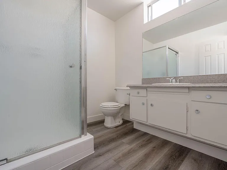 Roscoe Apartments — Photo 14