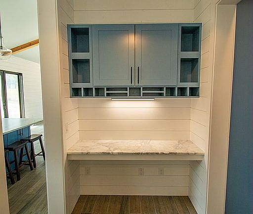 Mud desk/pc mail center