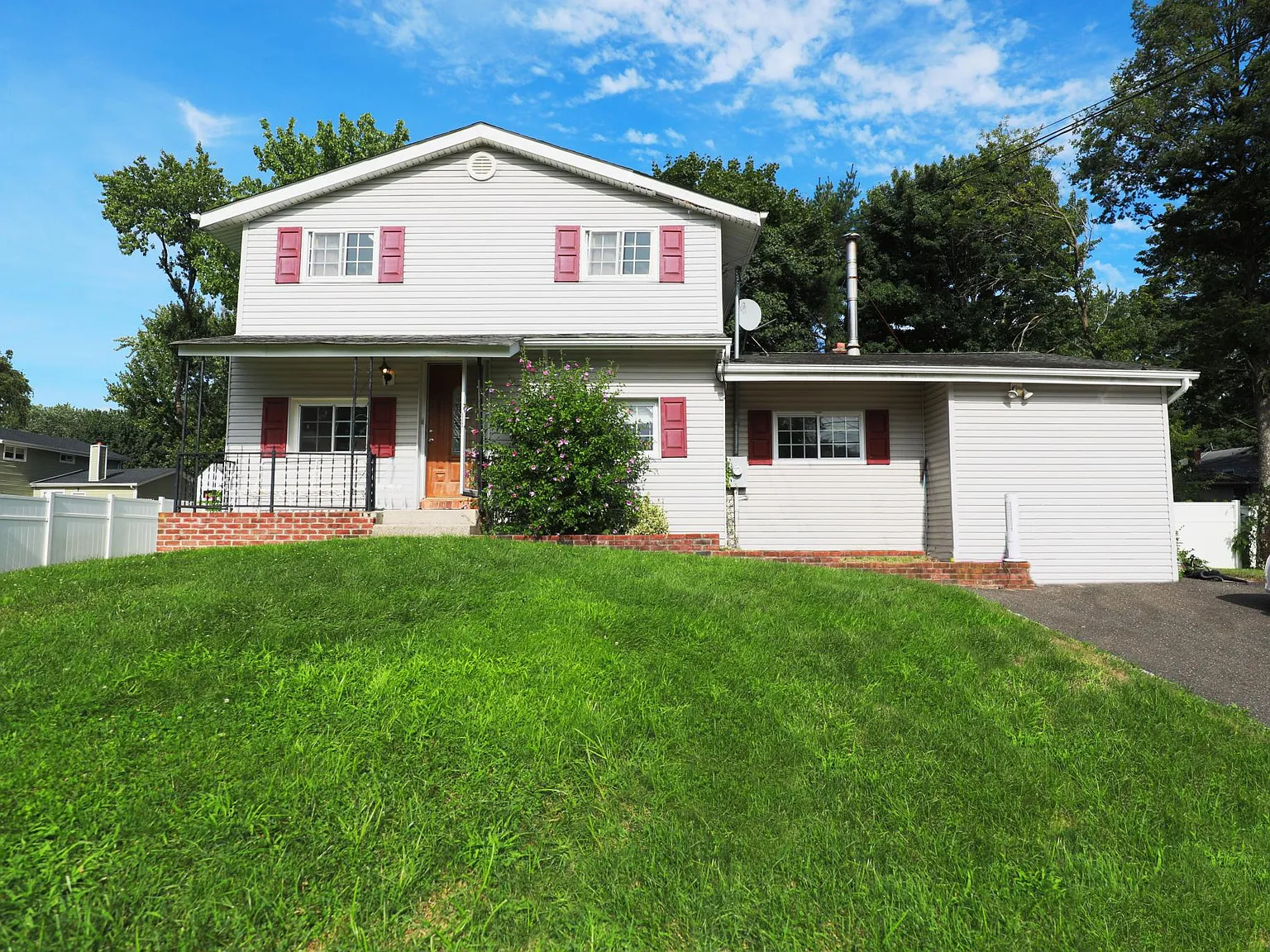 5 bed, $4,300 — Photo 1