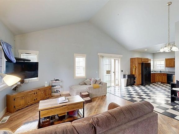 4th image of 1606 Lone Pine Dr