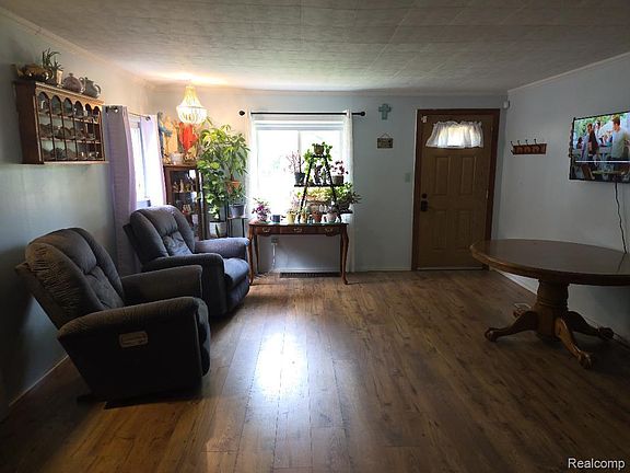 4th image of 445 Clark Rd