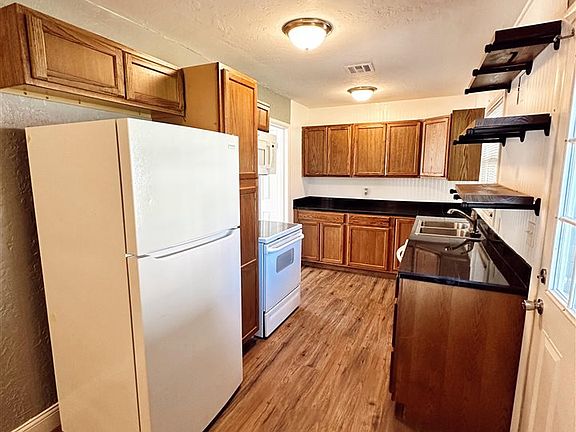 4th image of 204 NW 31st St