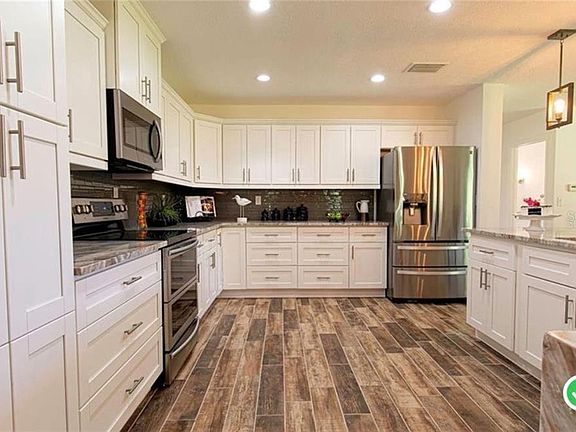 4th image of 1065 Bayshore Dr