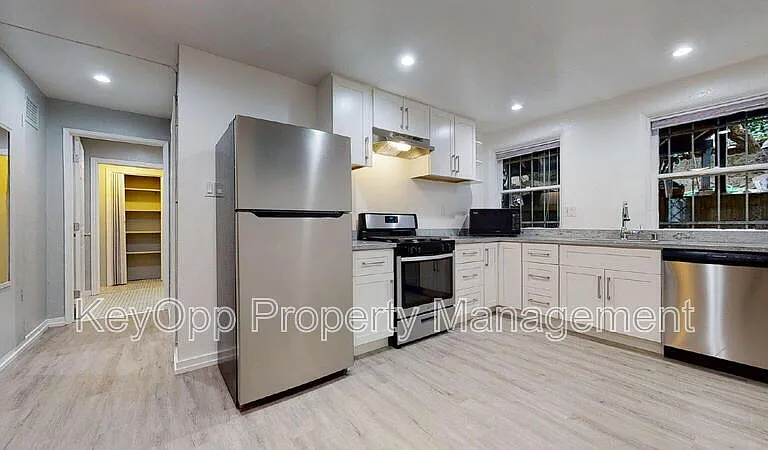 180 Stanyan Blvd — Photo 2