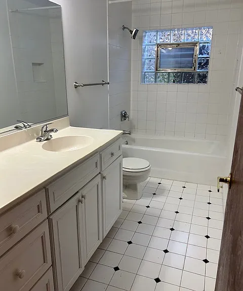 2550 W Winnemac Ave #G — Photo 12