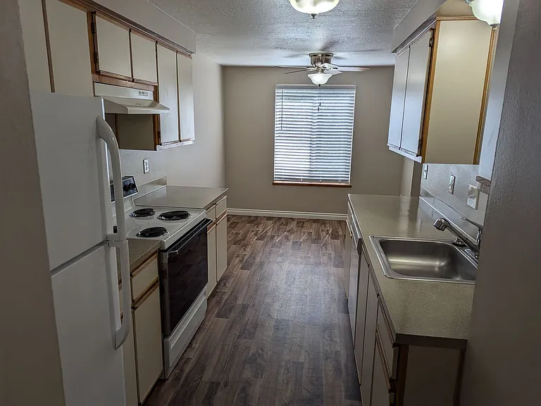 Silverwood Apartments — Photo 112