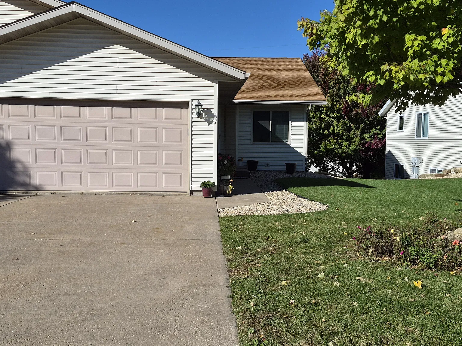 4 bed, 2200 sqft, $1,800 — Photo 1