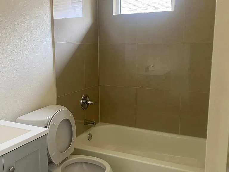 2119 Davis St — Photo 4