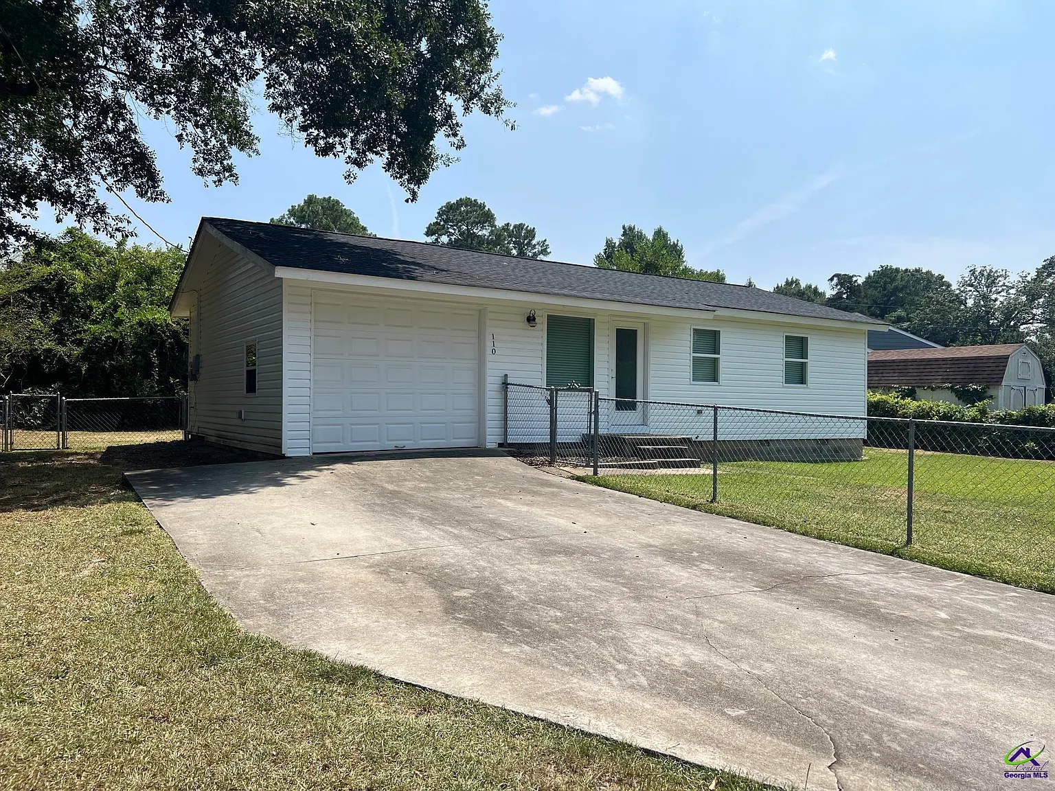 3 bed, 1.0 bath, 816 sqft, $1,100 — Photo 1