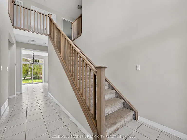 98 Livingston Dr — Photo 8