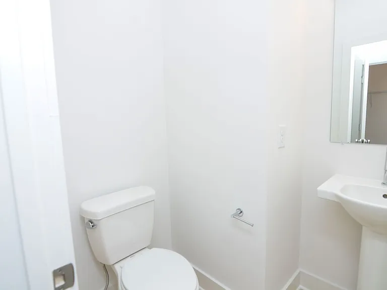 550 Markham St #18 — Photo 13