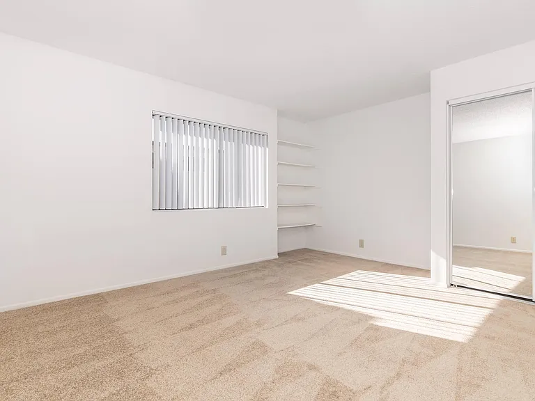 Huntington Lakes Apartments — Photo 18