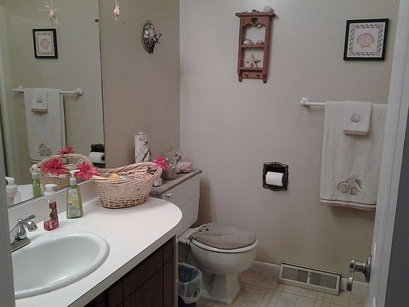 bathroom 1 of 2.5