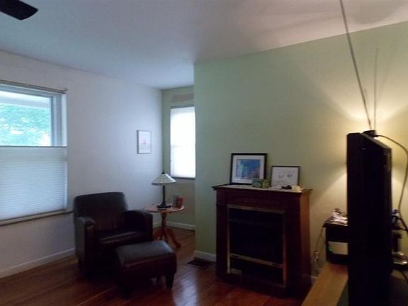 4th image of 22 Faye Dr