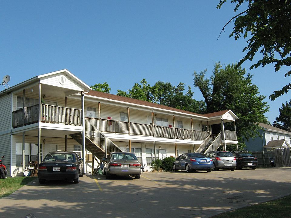 1st image of 815 N Storer Ave APT 2