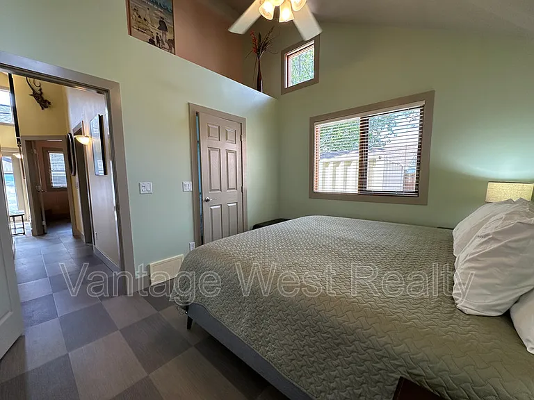 690 Kingsway Ave — Photo 16