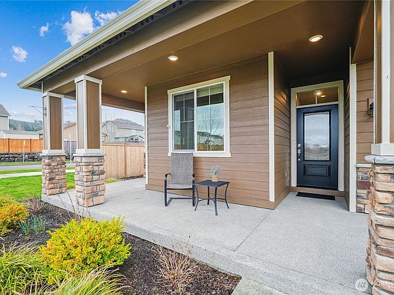 3rd image of 682 Sigrist Drive E