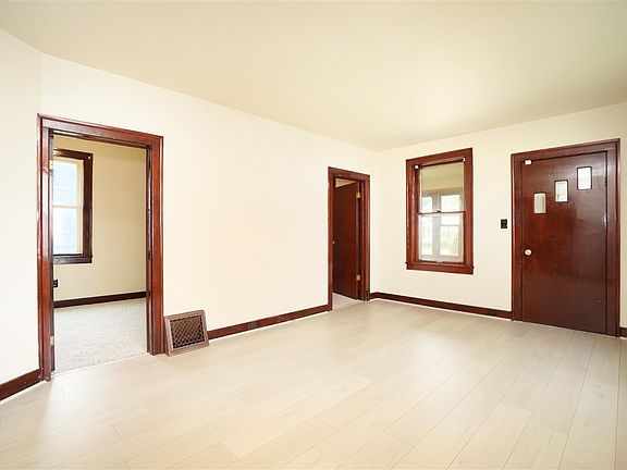 4th image of 631 S Lake St