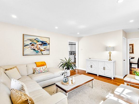 3rd image of 18 Mayflower Rd