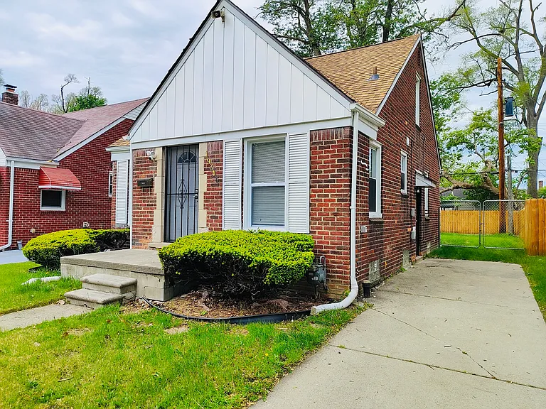 19345 Plainview Ave — Photo 2