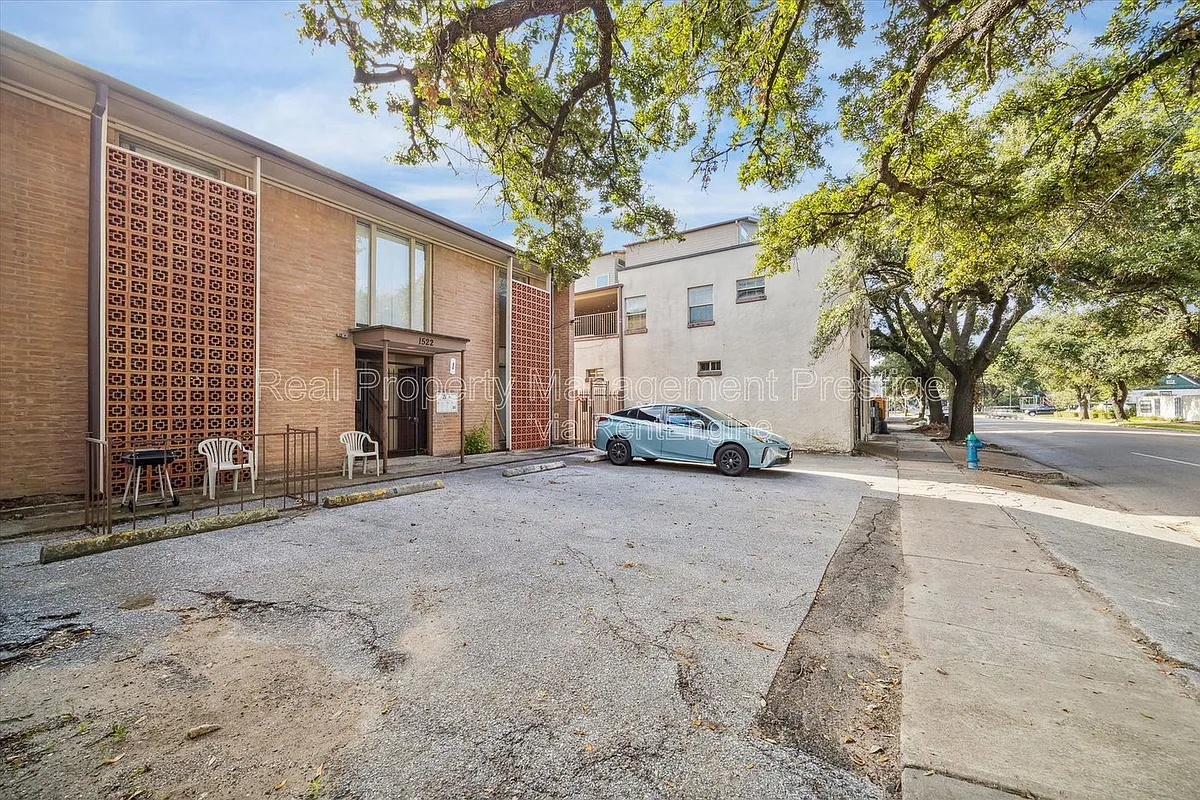 Building Photo - 1522 Yale St #23