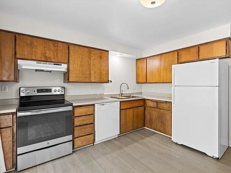 369 Glenn St — Photo 4