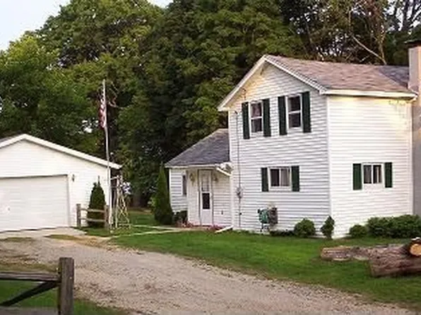 905 High St SE, Lowell, MI 49331