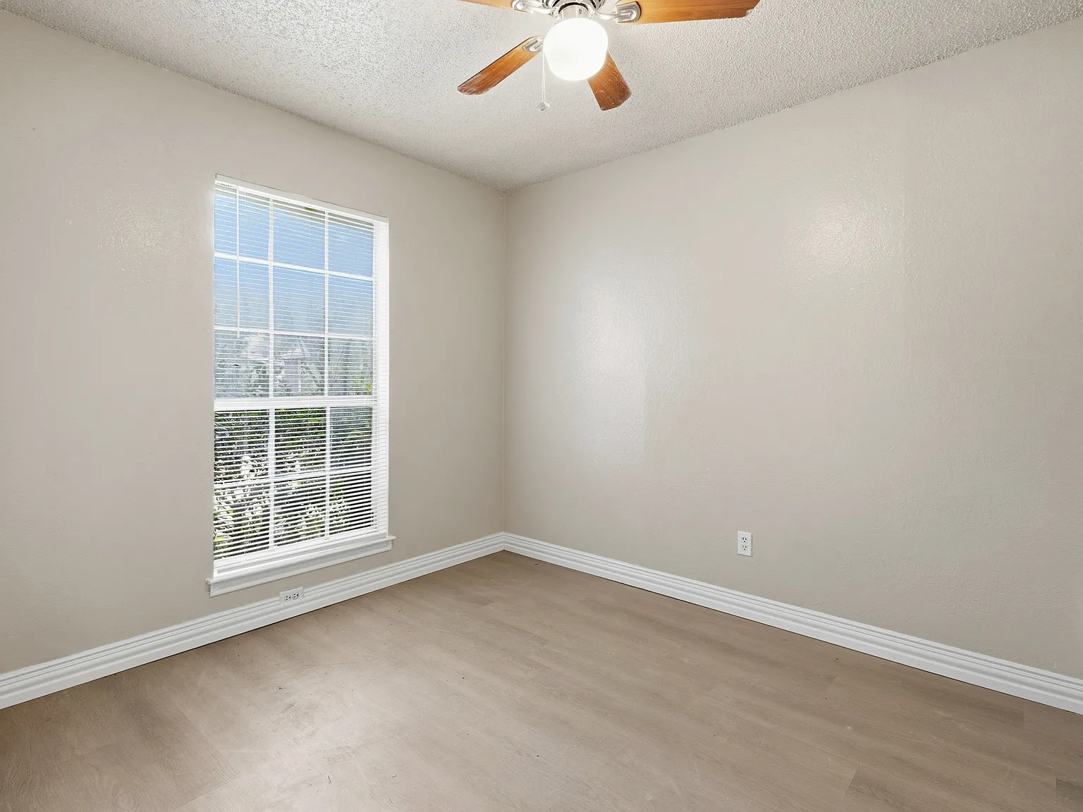 2526 Lido Lane - 2 — Photo 4
