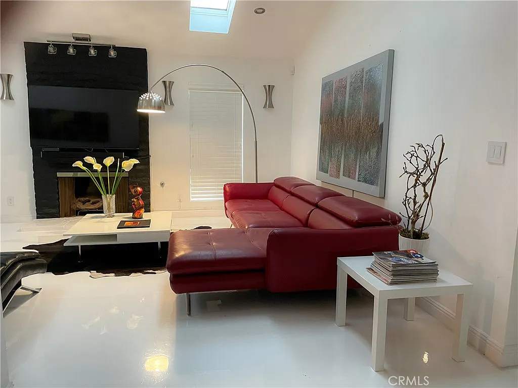 3 bed, 1732 sqft, $7,999 — Photo 2