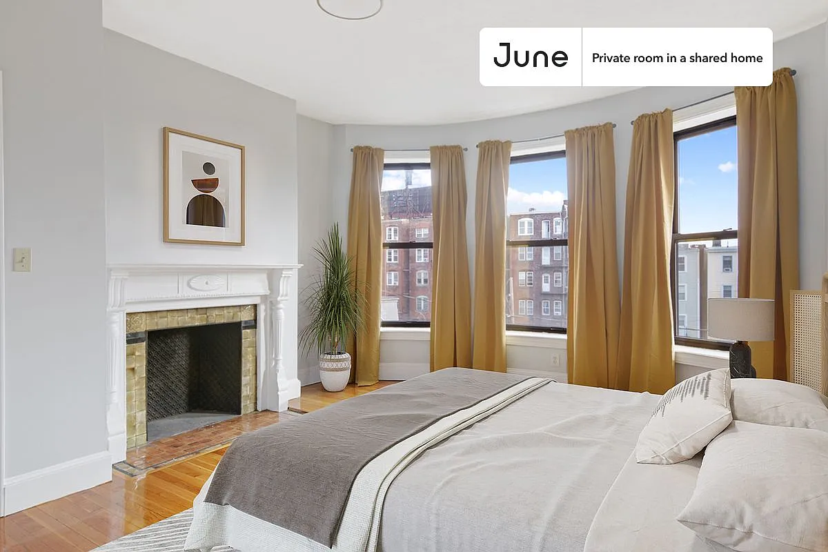 Queen bedroom in 4 bed/2 bath home in Allston #535 C — Photo 1