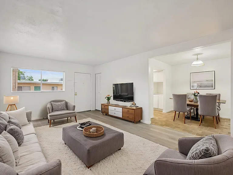 Lennox Court Apartments — Photo 1
