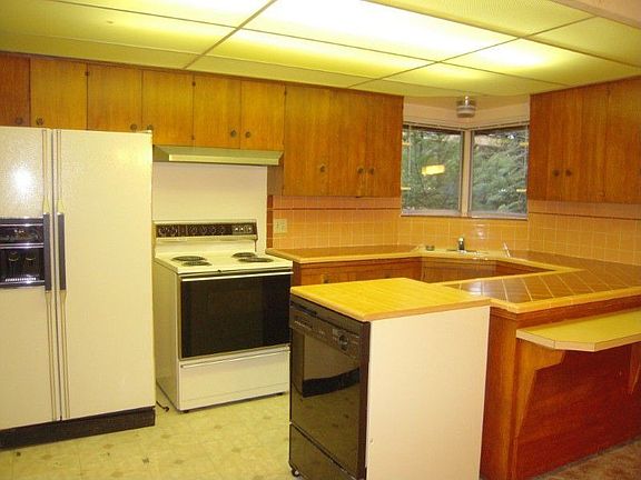 Kitchen with corner window and eating bar