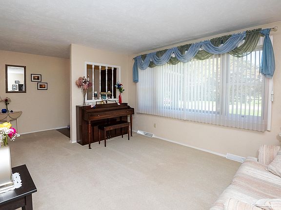 4th image of 2249 Monterey Dr