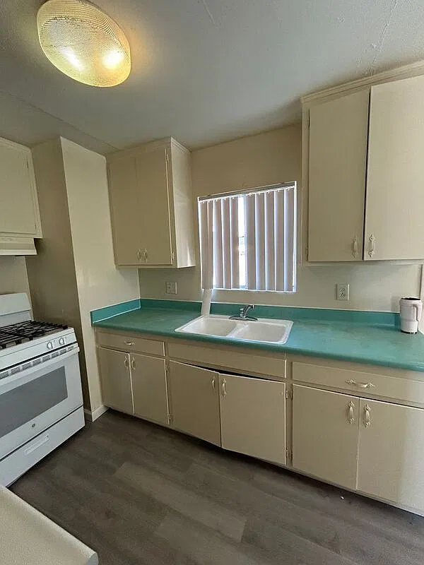 3 bed, 2.0 bath, 1000 sqft, $2,800 — Photo 2