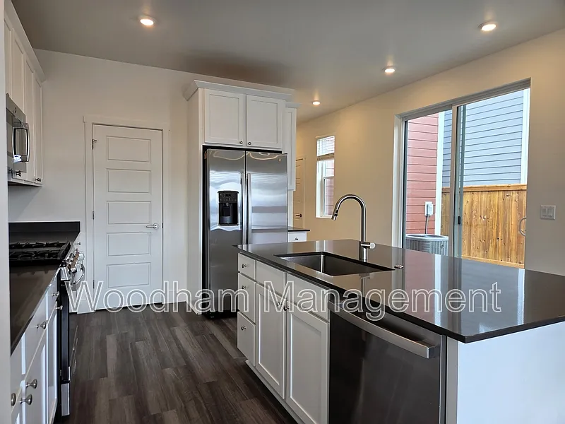 3 bed, 2.5 bath, 1690 sqft, $2,700 — Photo 2