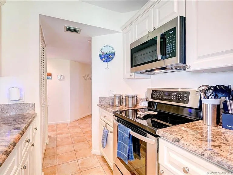 233 NE Edgewater Dr #201 — Photo 25