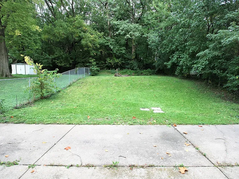 445 Waverly Rd — Photo 2
