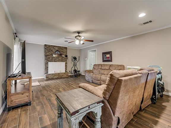 4th image of 904 Red Oak Ln