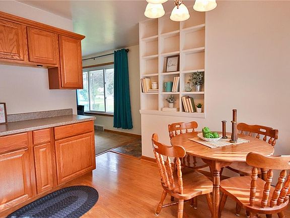 5th image of 2820 Cora St