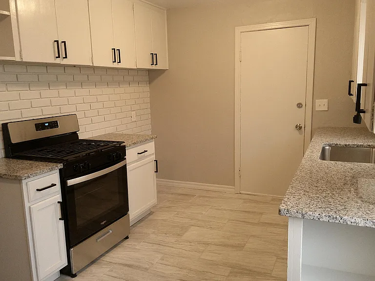 4016 N Sterling Ave — Photo 4