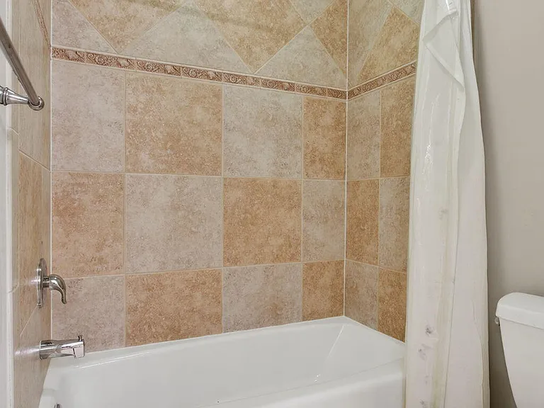 4901 NE 29th Ave — Photo 41