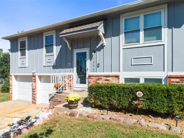 1204 NW Trenton Pl, Blue Springs, MO 64015