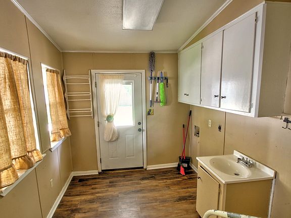 4th image of 212 N Elm St