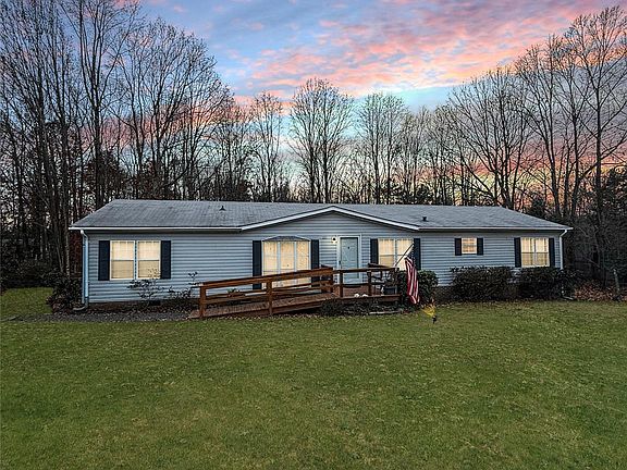 3rd image of 121 Haystack Ln