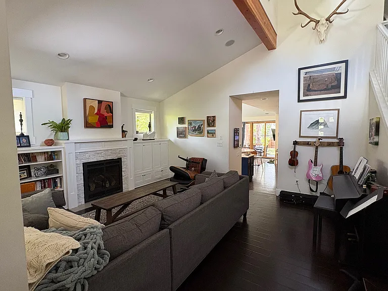2628 NW Crossing Dr — Photo 4