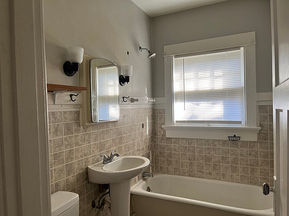 3rd image of 835 Easton St