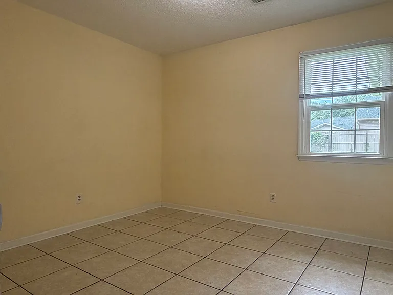 403 Meadowbrook Dr — Photo 13