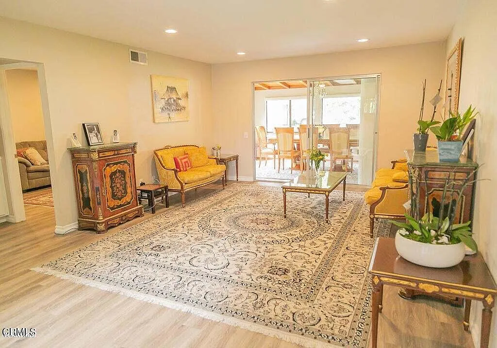2 bed, 2.0 bath, 1300 sqft, $3,200 — Photo 4