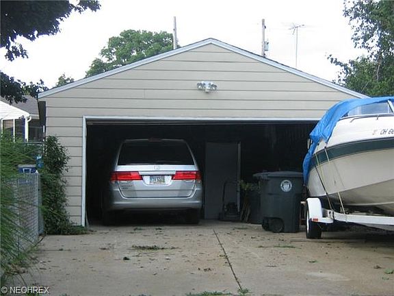 2nd image of 2233 Tyrone St