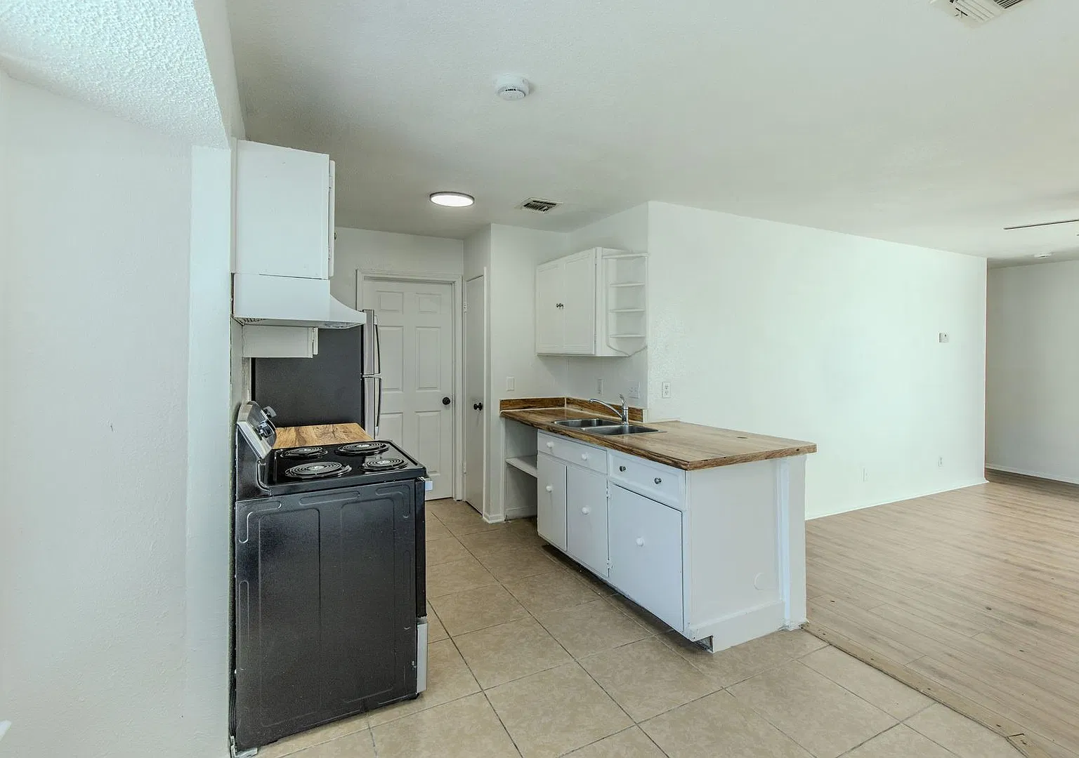 4 Bed / 1 Bath House for Rent - 4047 Indian Sunrise, San Antonio — Photo 4